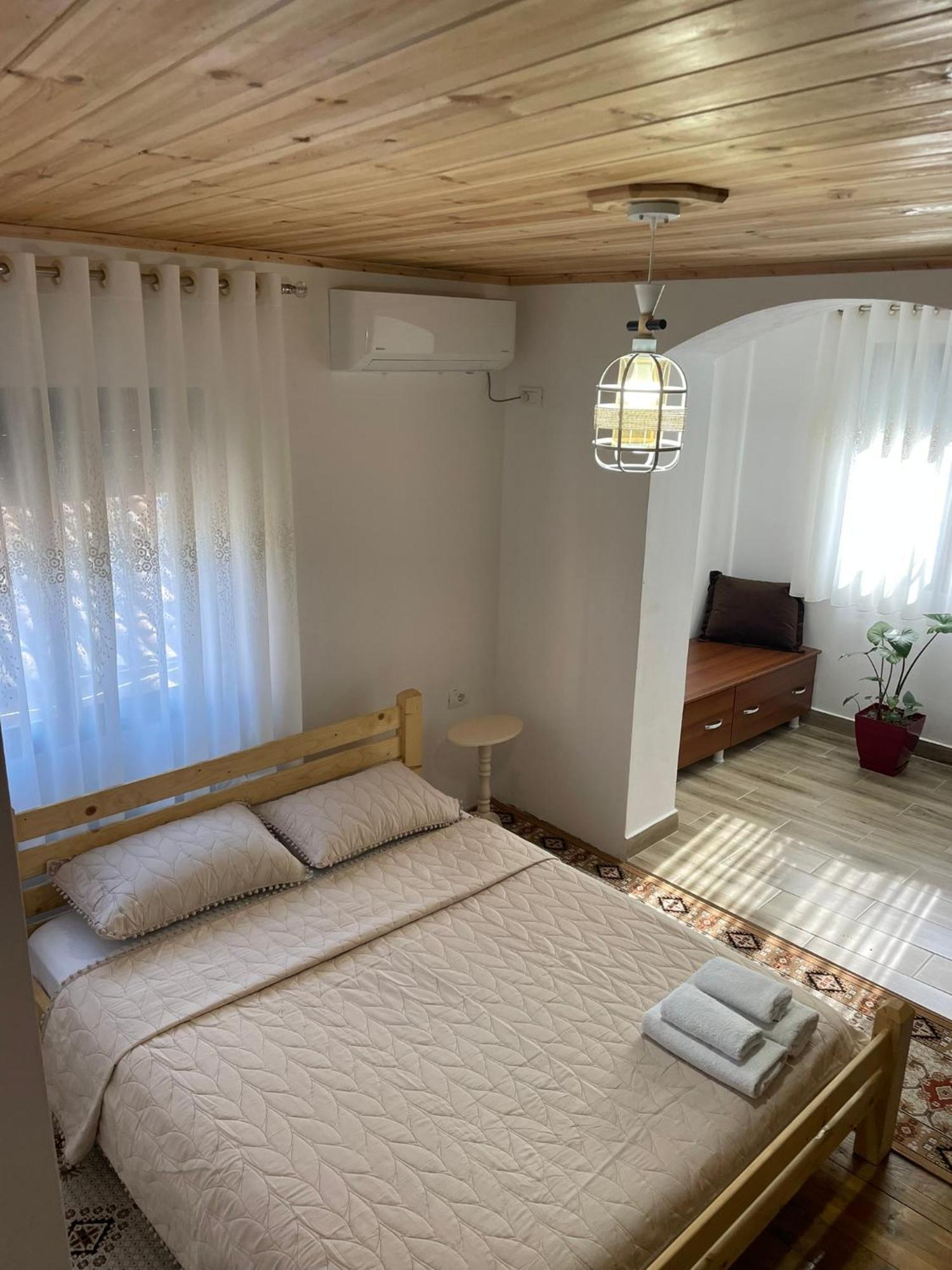 Guesthouse Kroi City Center بيرات المظهر الخارجي الصورة