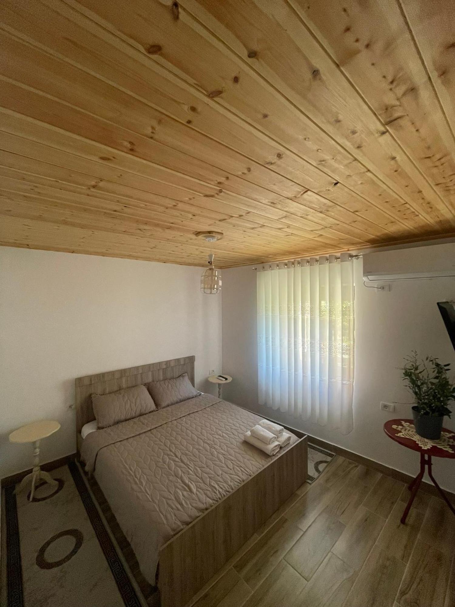Guesthouse Kroi City Center بيرات المظهر الخارجي الصورة
