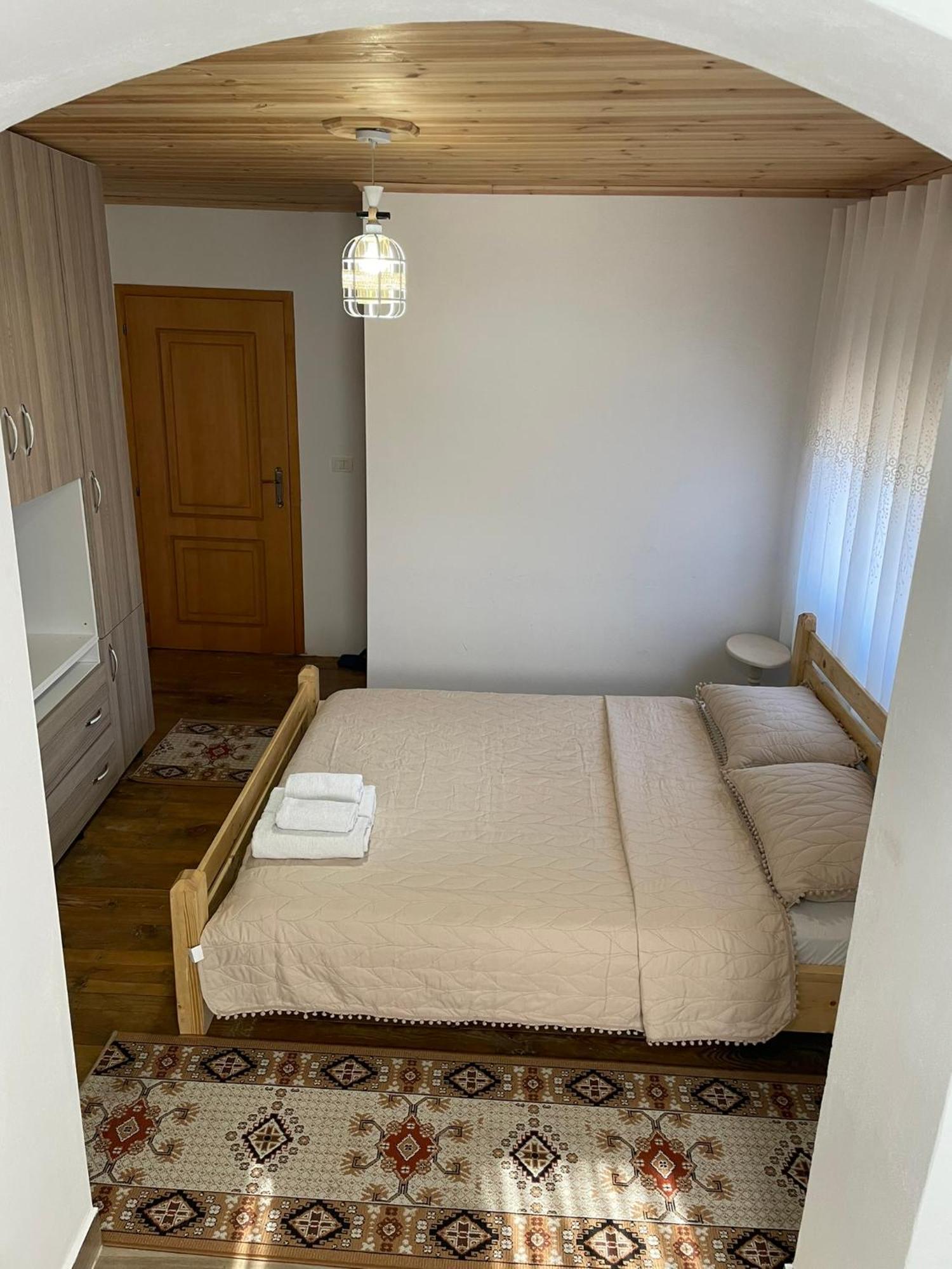 Guesthouse Kroi City Center بيرات المظهر الخارجي الصورة