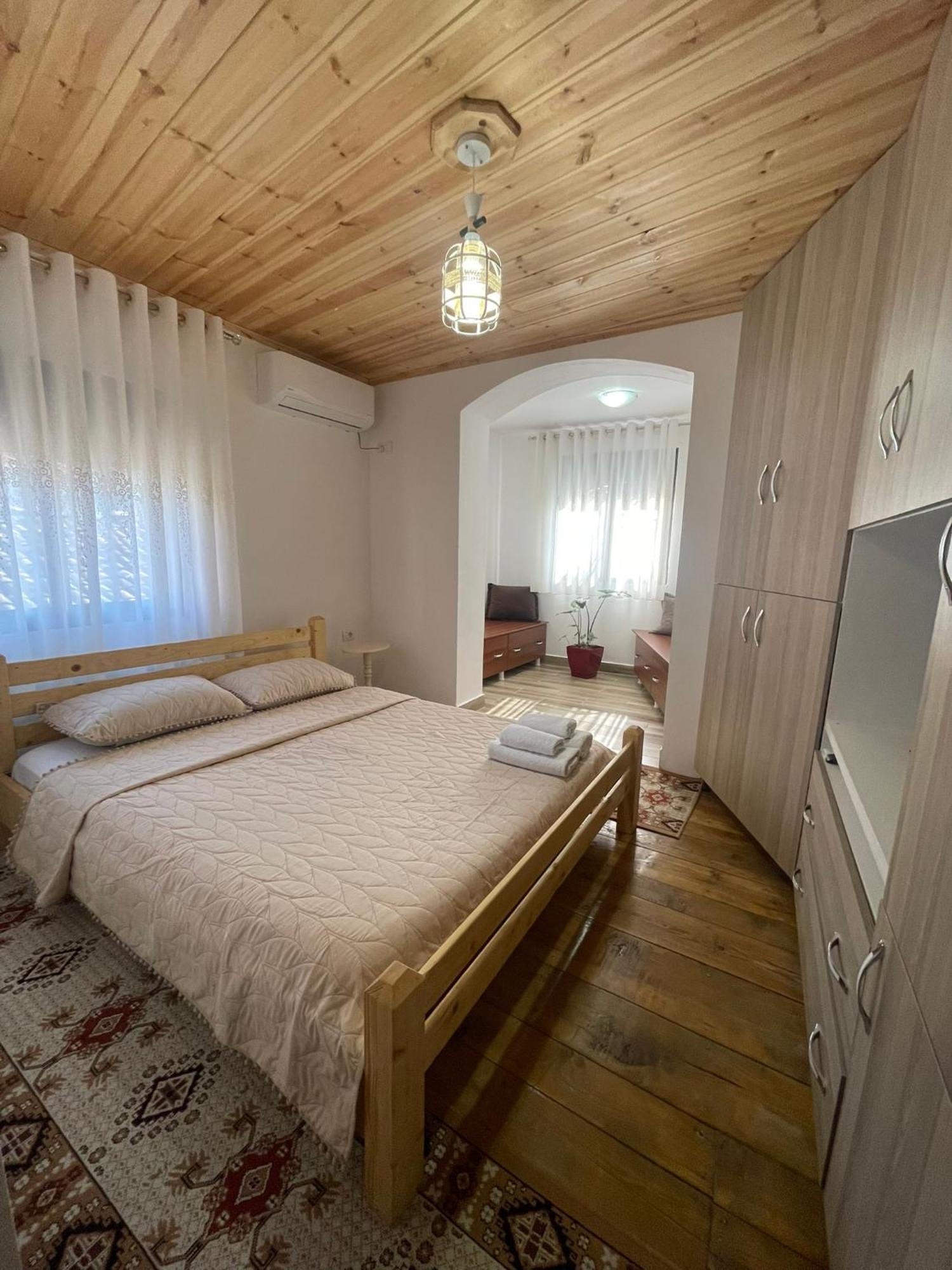 Guesthouse Kroi City Center بيرات المظهر الخارجي الصورة