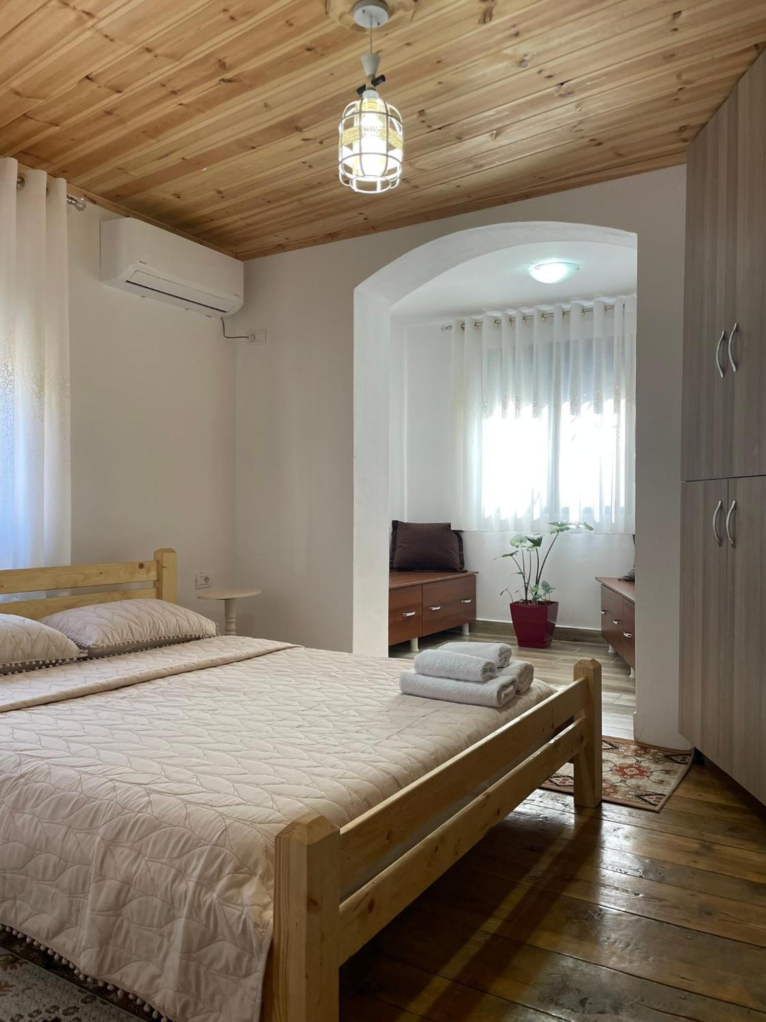 Guesthouse Kroi City Center بيرات المظهر الخارجي الصورة