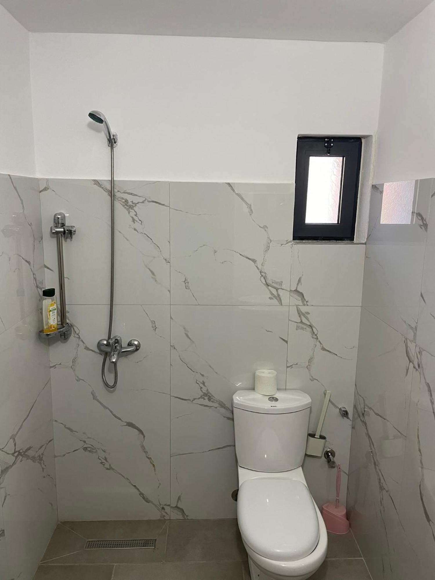 Guesthouse Kroi City Center بيرات المظهر الخارجي الصورة