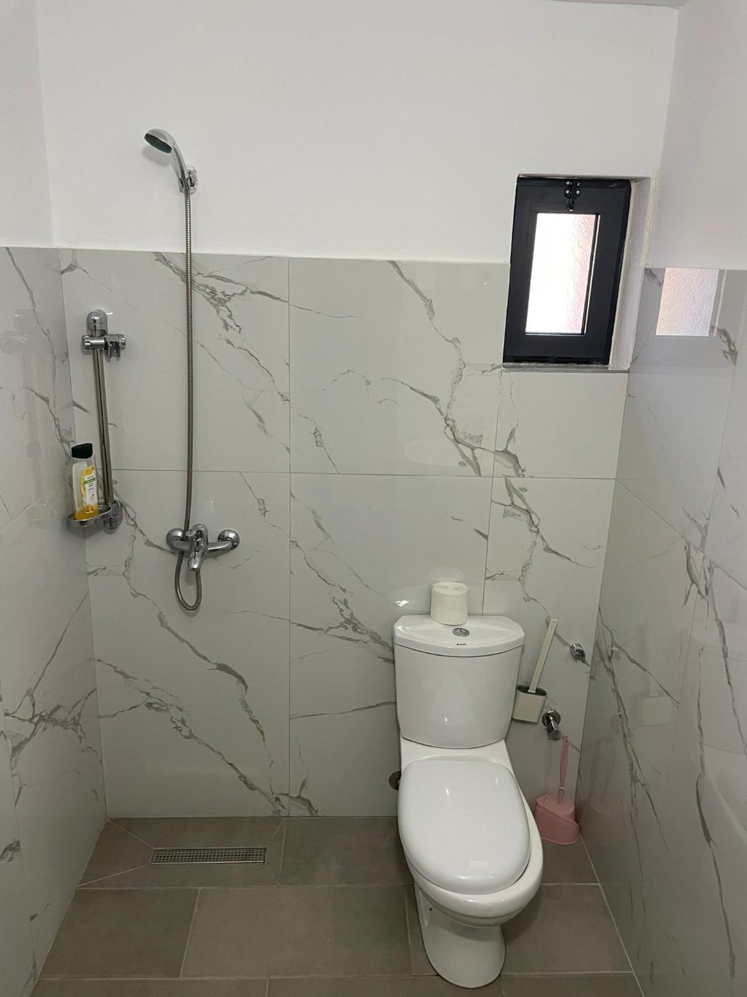 Guesthouse Kroi City Center بيرات المظهر الخارجي الصورة