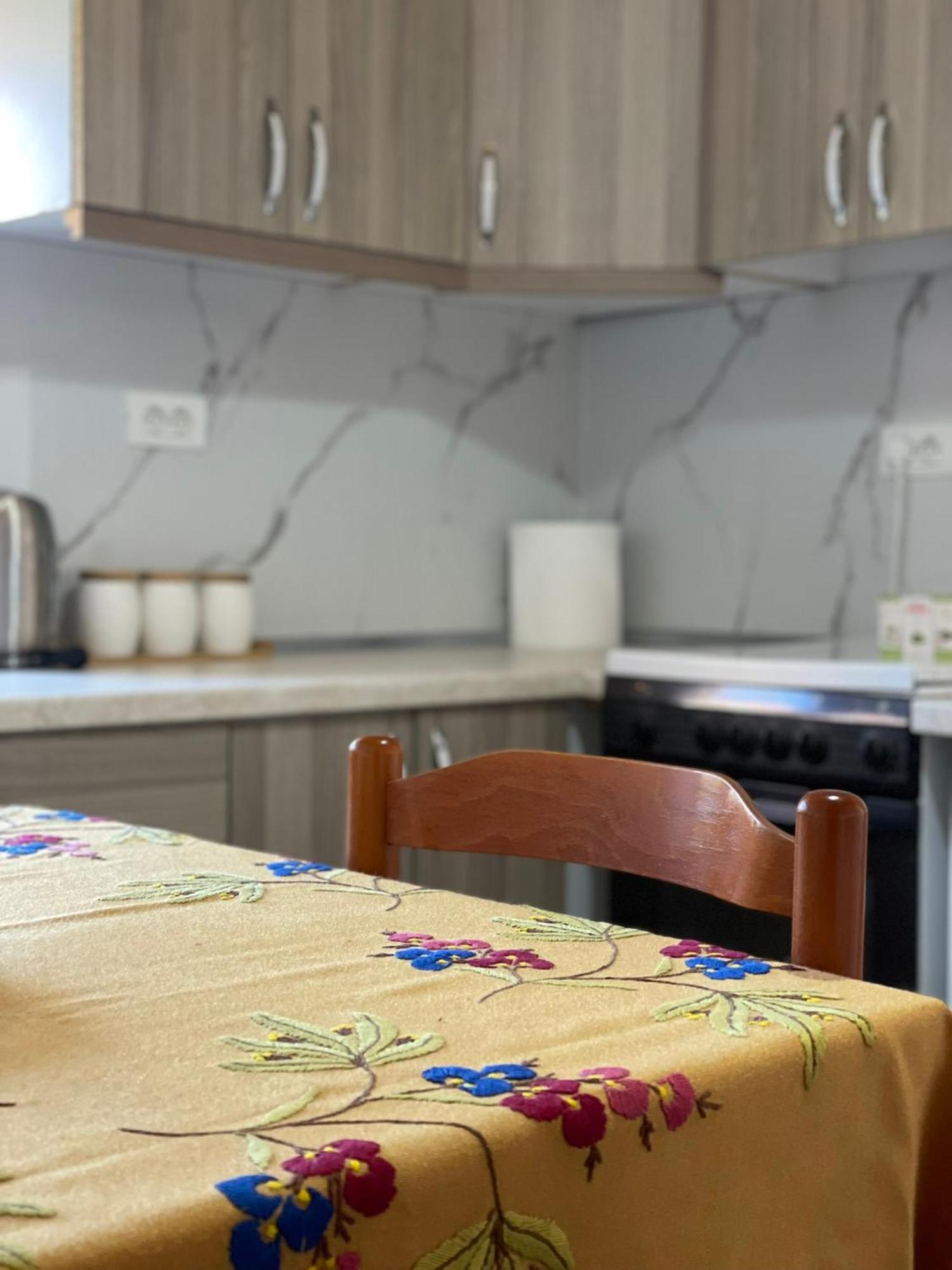 Guesthouse Kroi City Center بيرات المظهر الخارجي الصورة