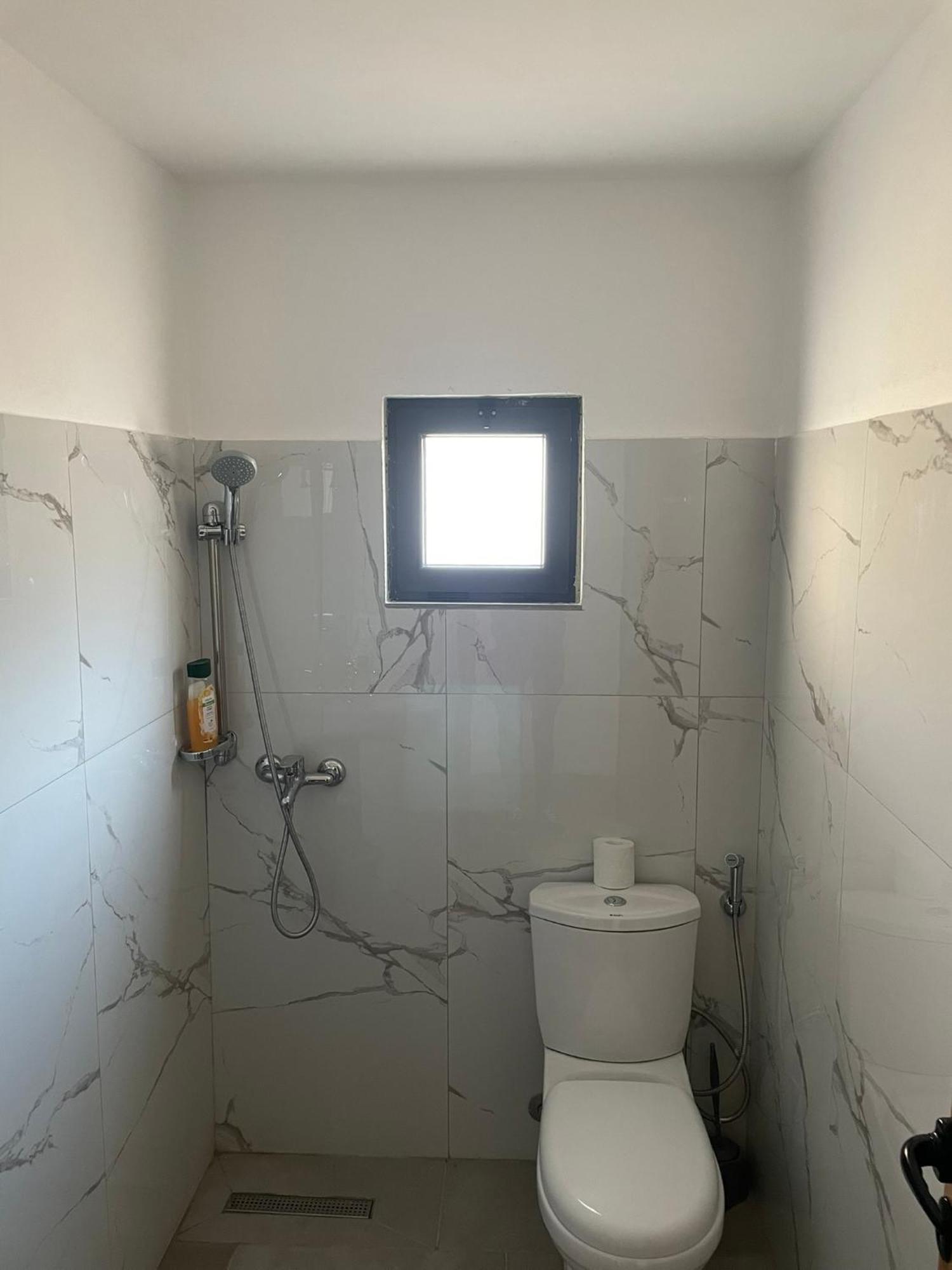 Guesthouse Kroi City Center بيرات المظهر الخارجي الصورة