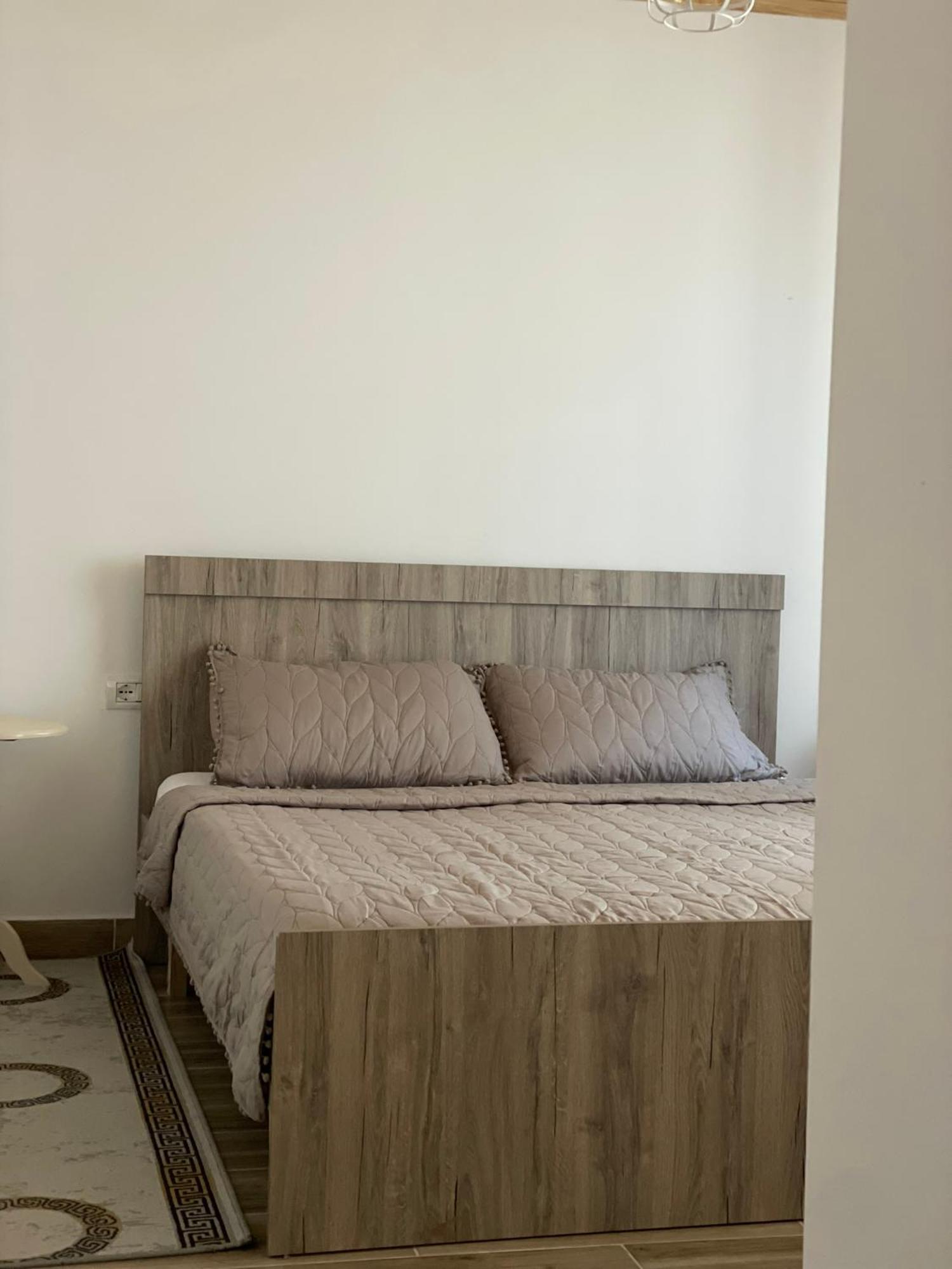 Guesthouse Kroi City Center بيرات المظهر الخارجي الصورة