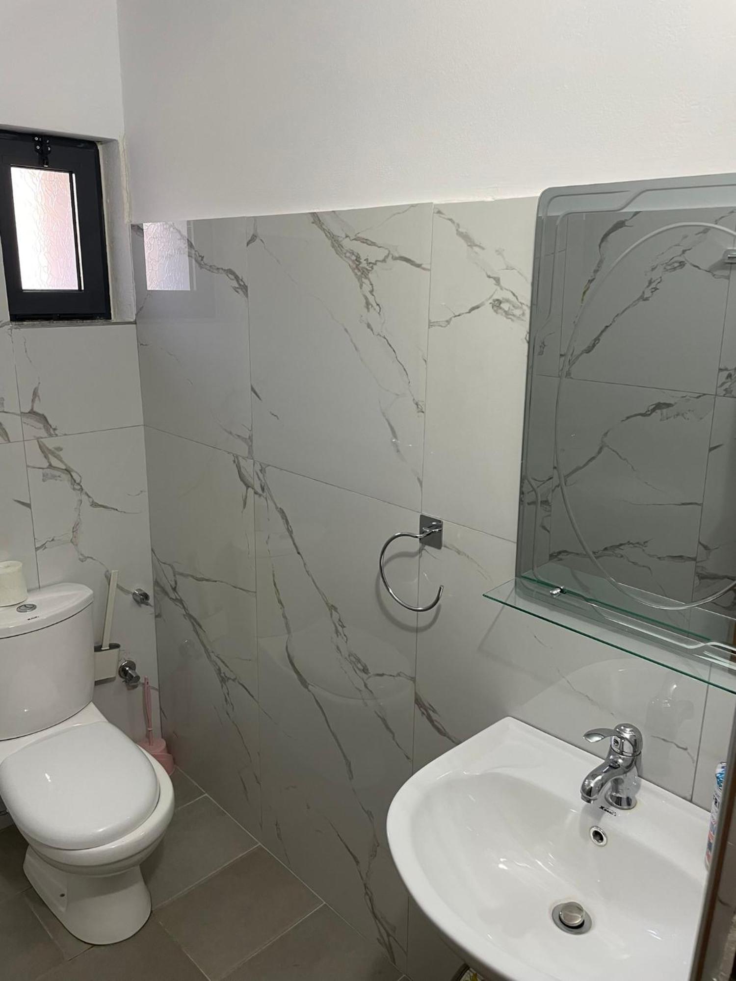 Guesthouse Kroi City Center بيرات المظهر الخارجي الصورة