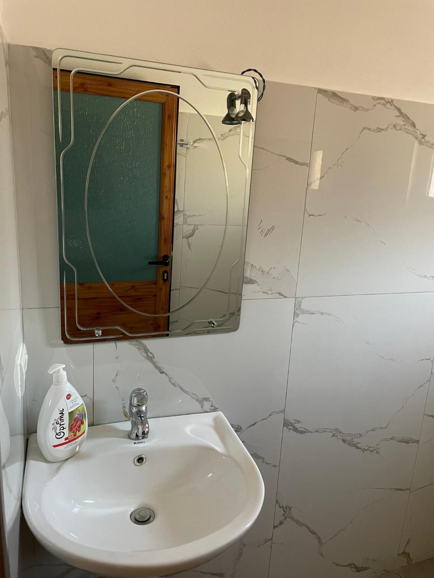 Guesthouse Kroi City Center بيرات المظهر الخارجي الصورة