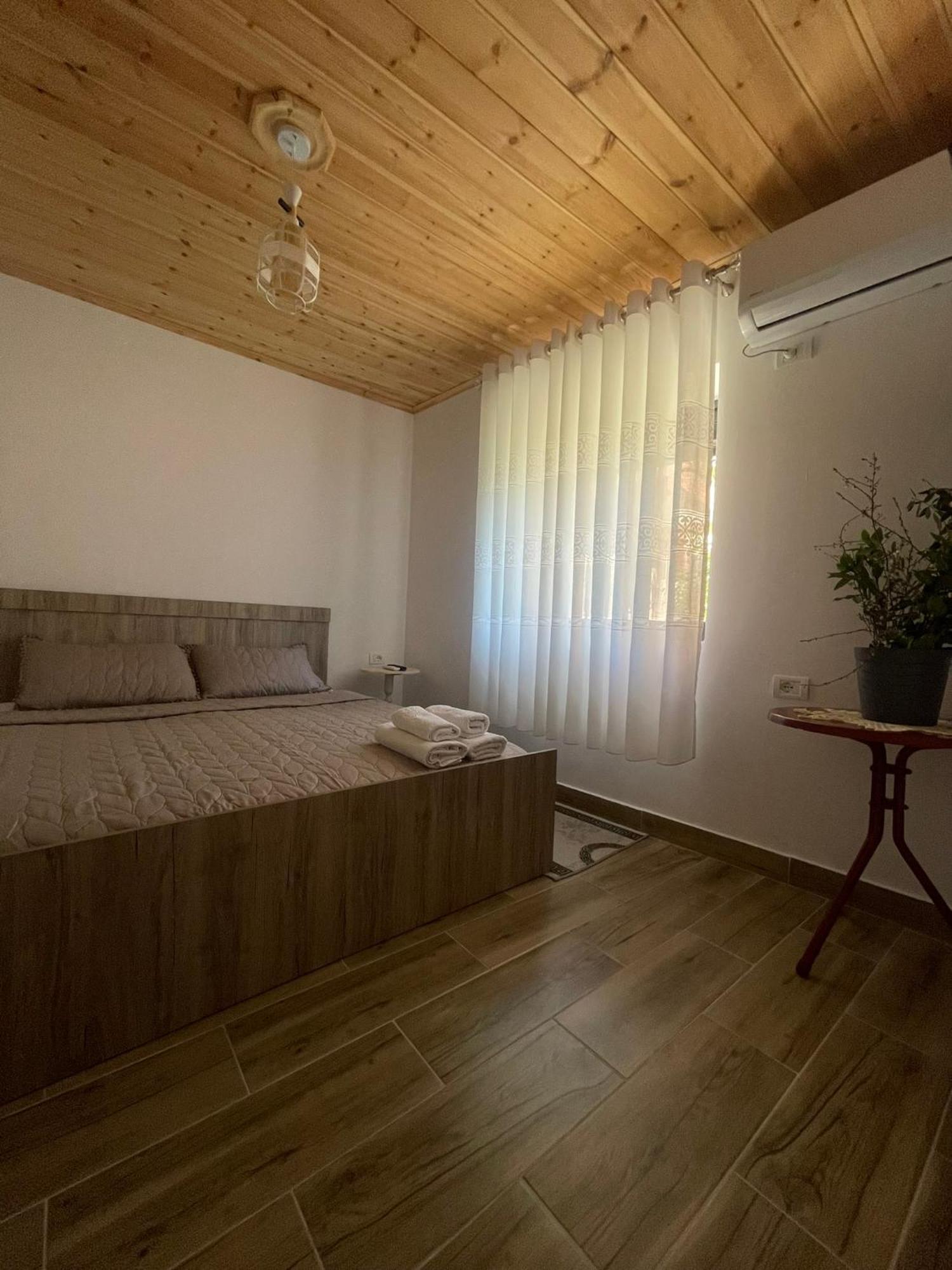 Guesthouse Kroi City Center بيرات المظهر الخارجي الصورة