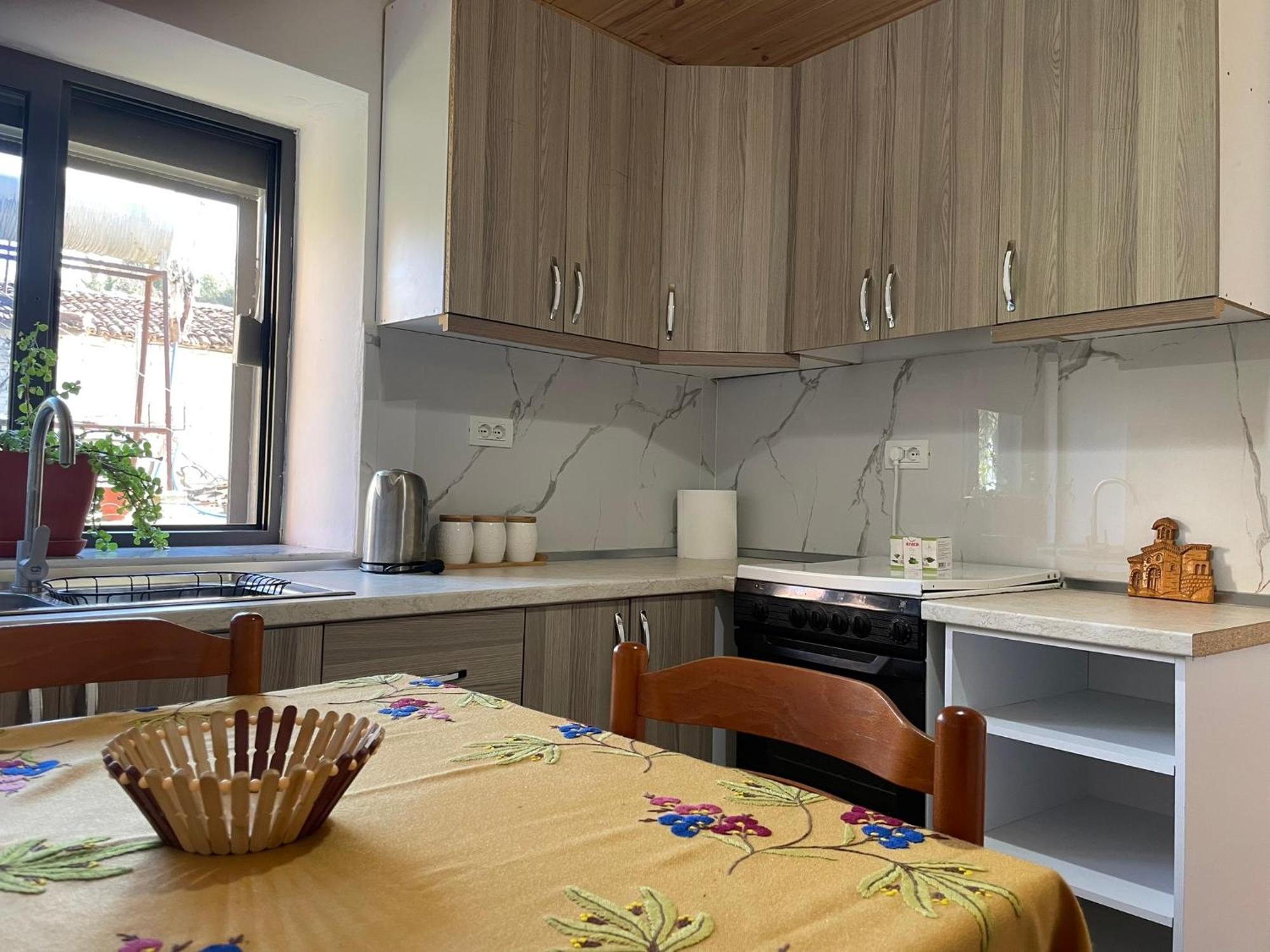 Guesthouse Kroi City Center بيرات المظهر الخارجي الصورة
