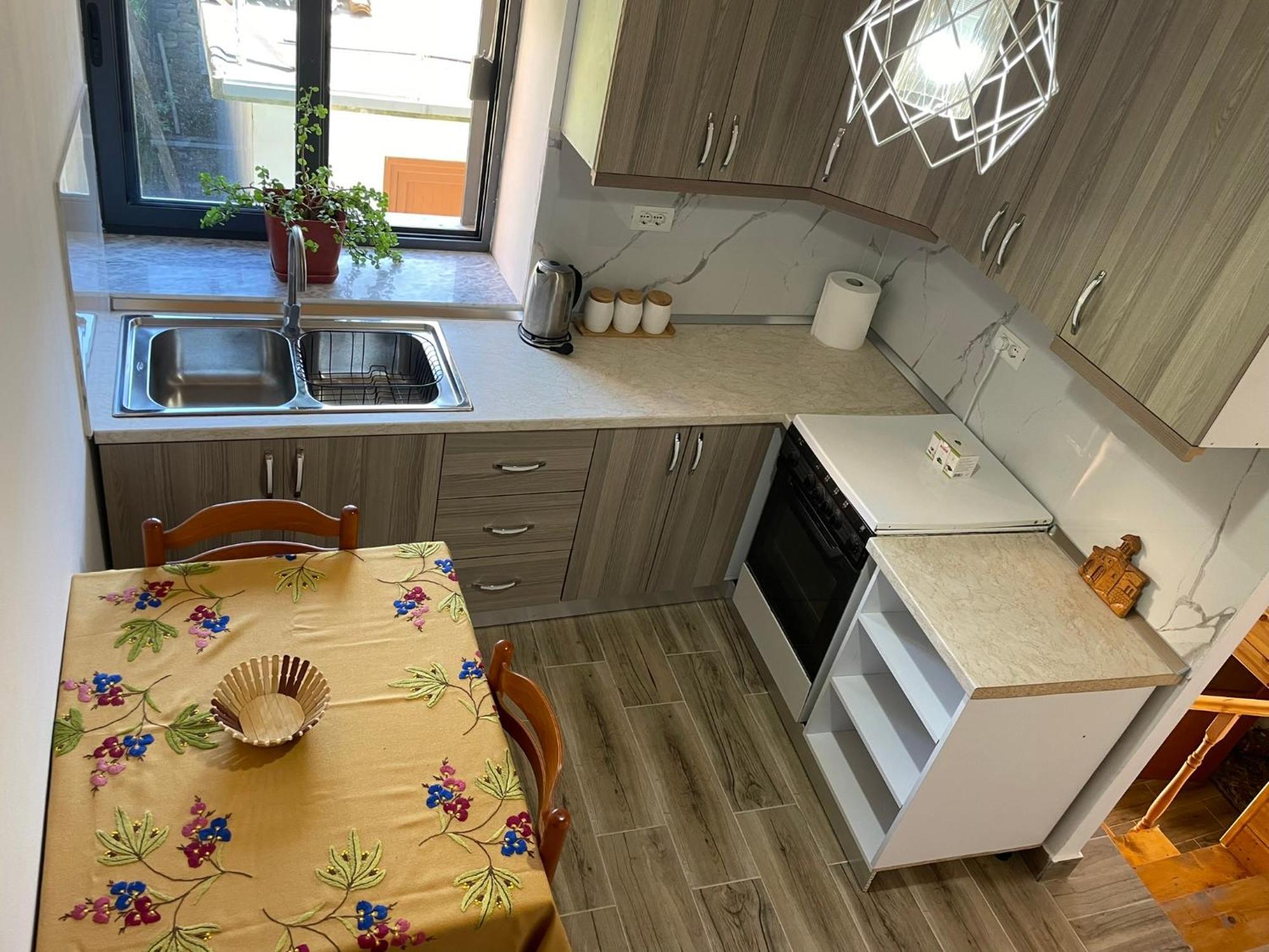 Guesthouse Kroi City Center بيرات المظهر الخارجي الصورة